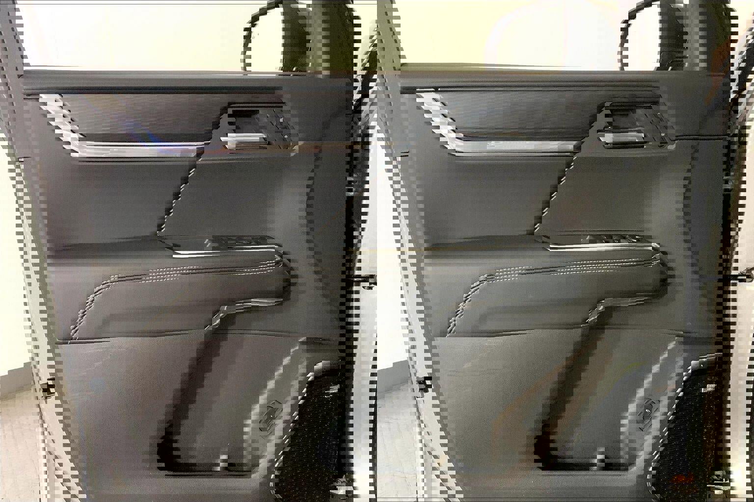 Used 2025 GMC Acadia Elevation FWD image 25