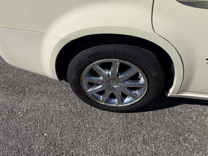 Used 2009 Chrysler 300 Touring RWD image 12