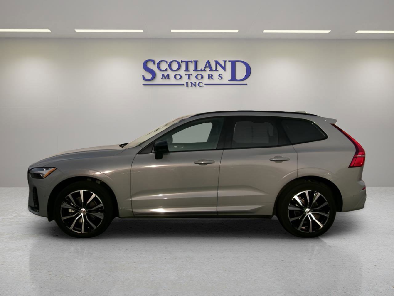 Used 2025 Volvo XC60 B5 Plus image 1