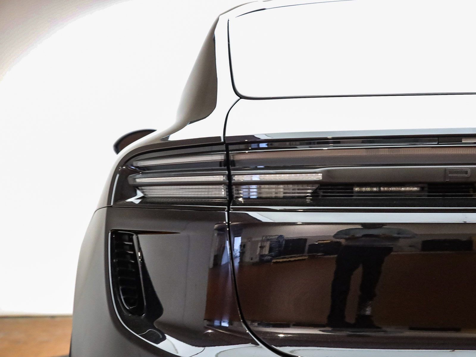 Certified 2025 Porsche Macan Turbo Electric image 8