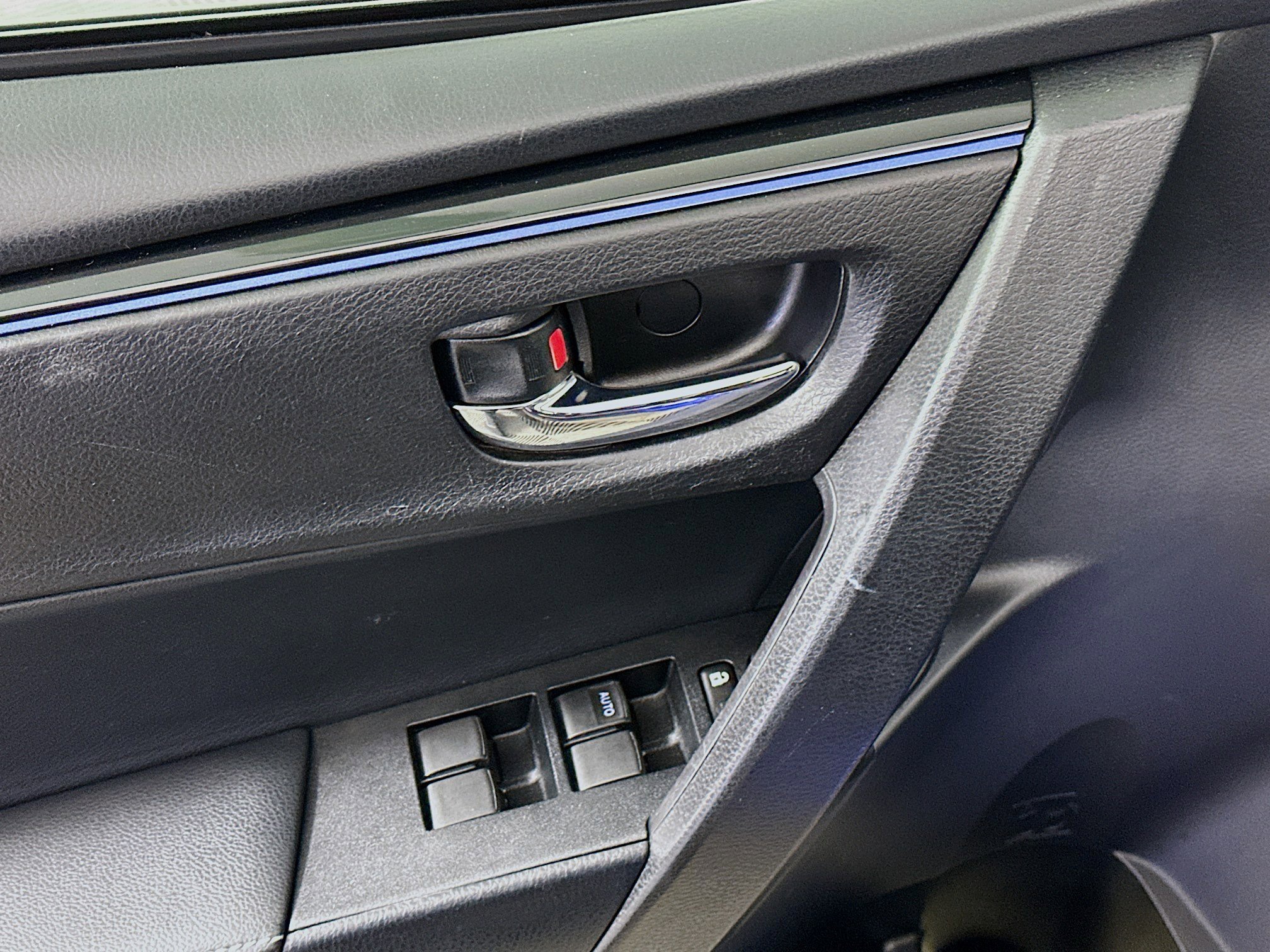 Used 2017 Toyota Corolla SE w/ SE Premium Package image 15