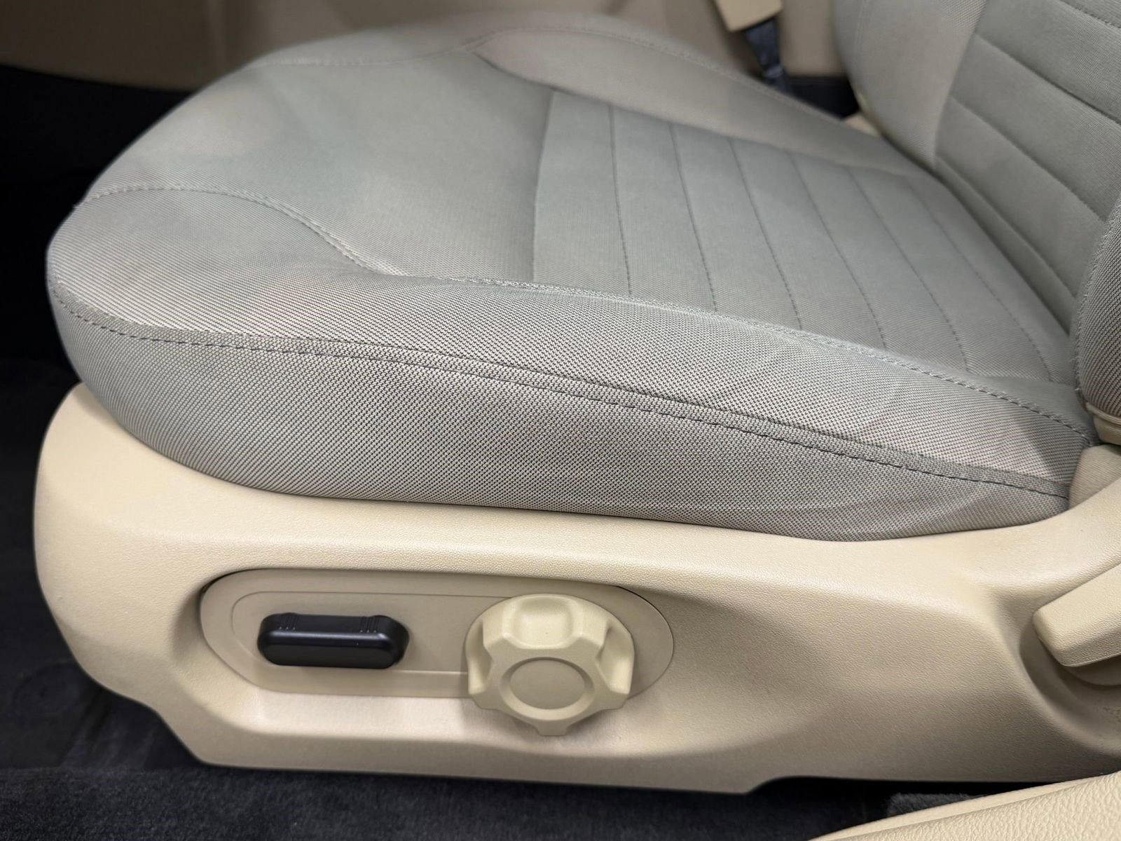 Used 2017 Ford Taurus SE image 13