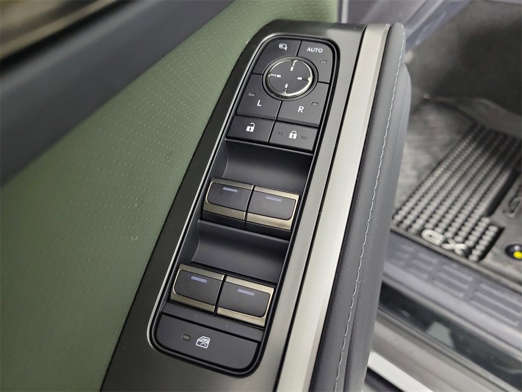 Used 2025 Lexus GX 550 image 17