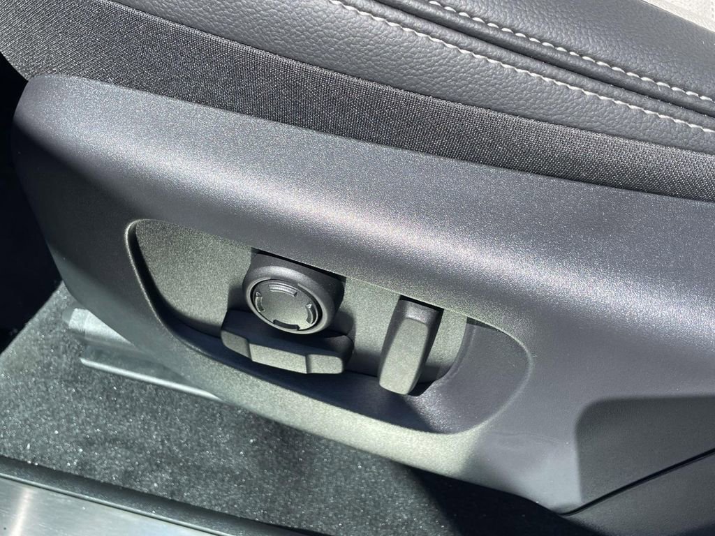 New 2026 Land Rover Discovery Sport Landmark image 15