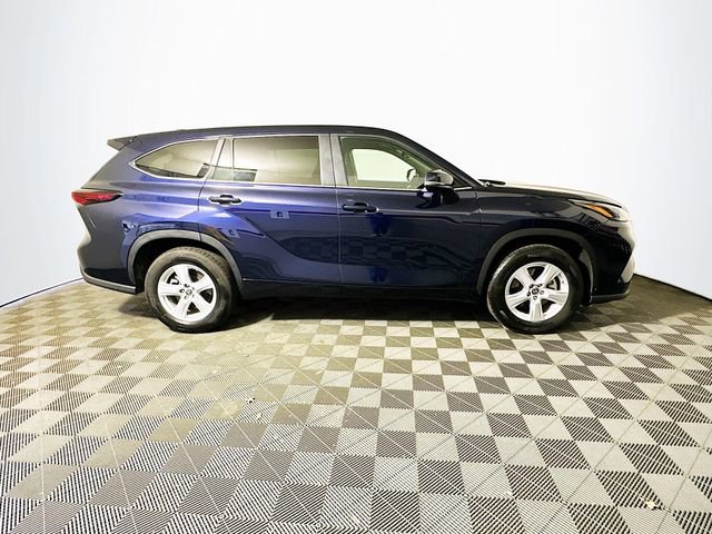 Certified 2025 Toyota Highlander LE image 9