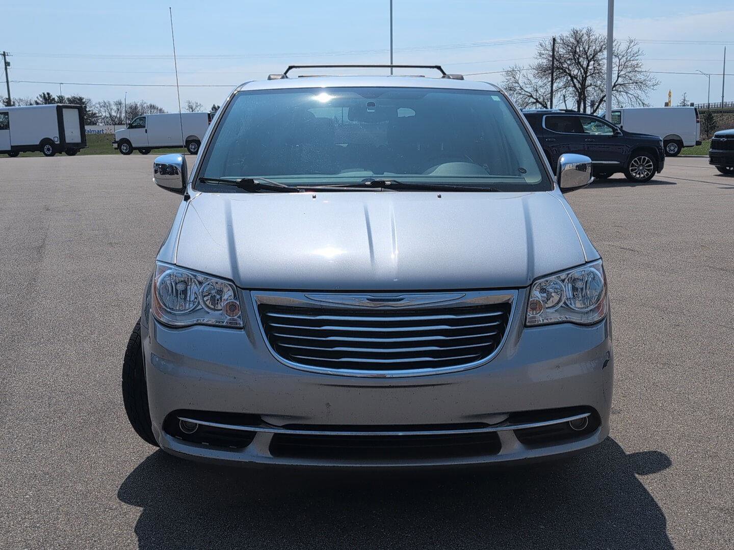 Used 2015 Chrysler Town & Country Touring-L w/ Driver Convenience Group image 10