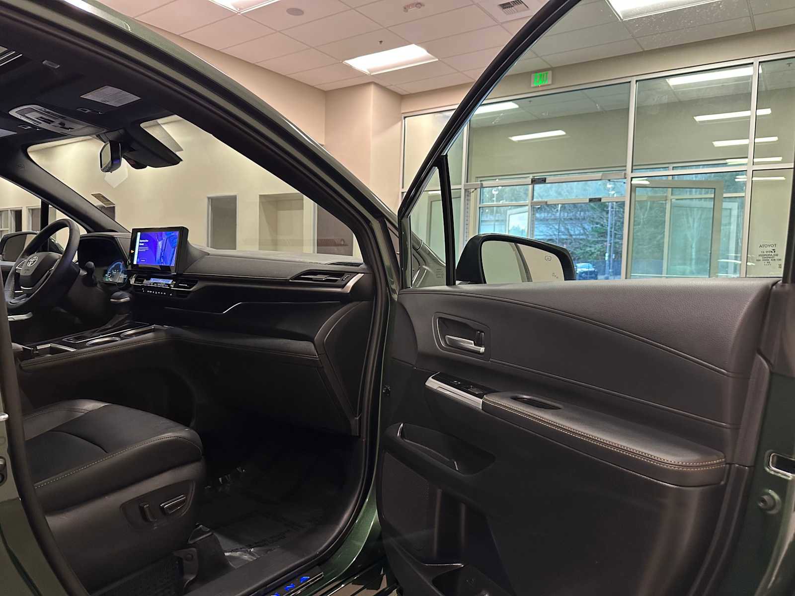 Certified 2025 Toyota Sienna XLE Woodland Edition image 29