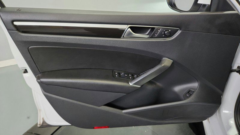 Used 2019 Volkswagen Passat 2.0T SE R-Line image 25