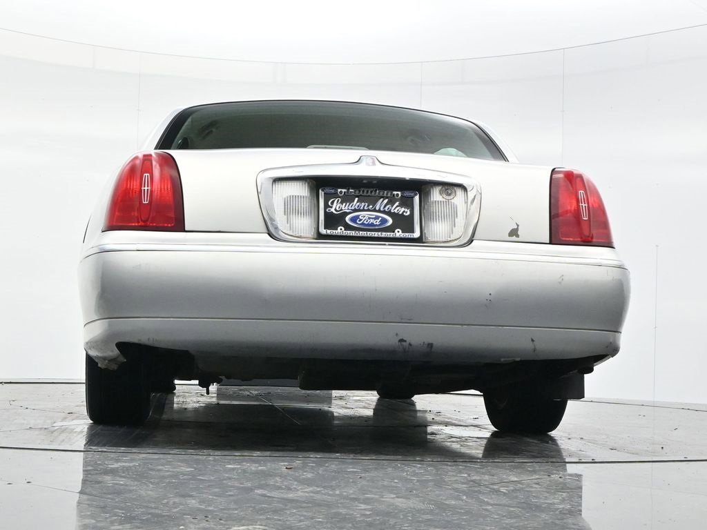 Used 2002 Lincoln Town Car Signature image 45