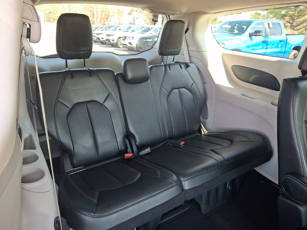 Used 2023 Chrysler Pacifica Touring-L image 15