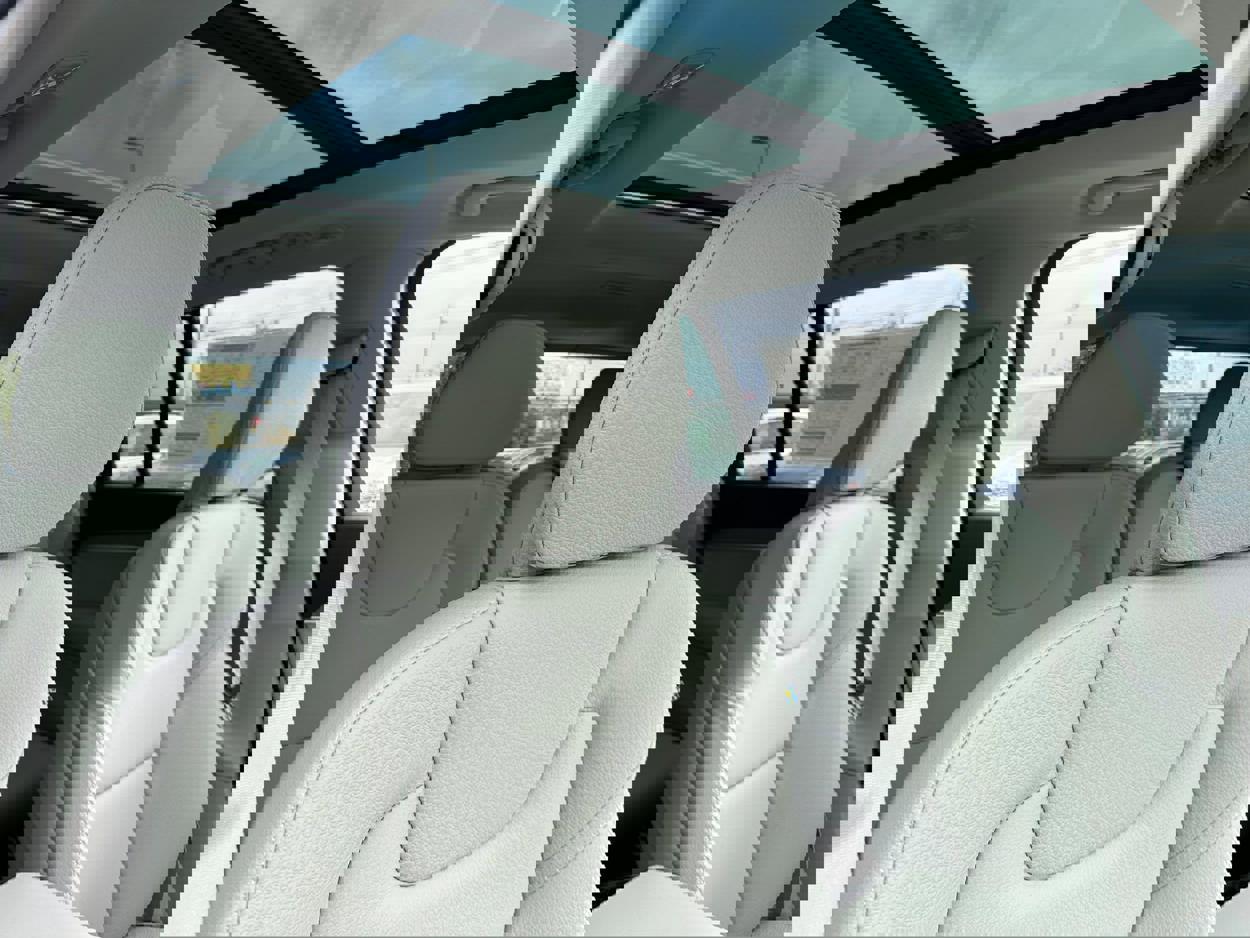 New 2025 Volvo XC90 T8 Plus w/ Protection Package Premier image 9