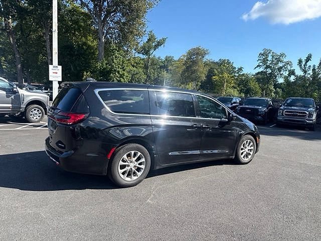 Used 2026 Chrysler Pacifica Limited FWD image 11