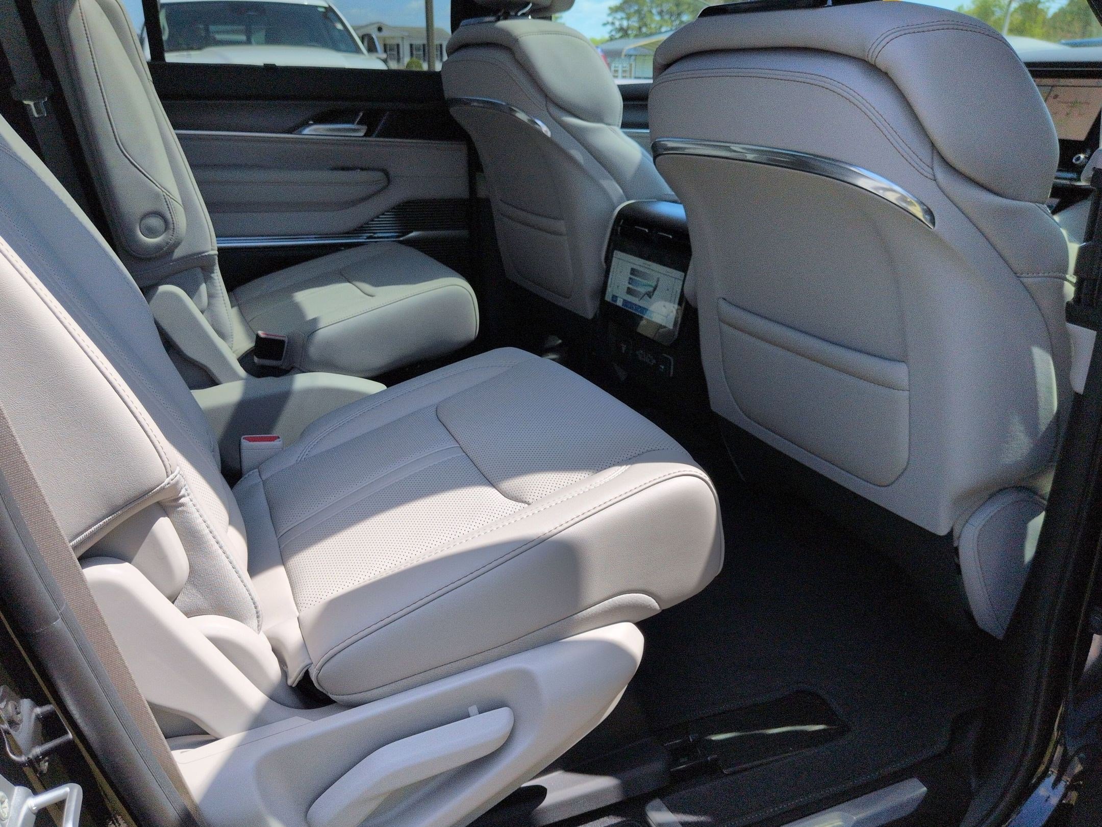 New 2026 Jeep Grand Wagoneer Summit w/ Premium Group III image 25