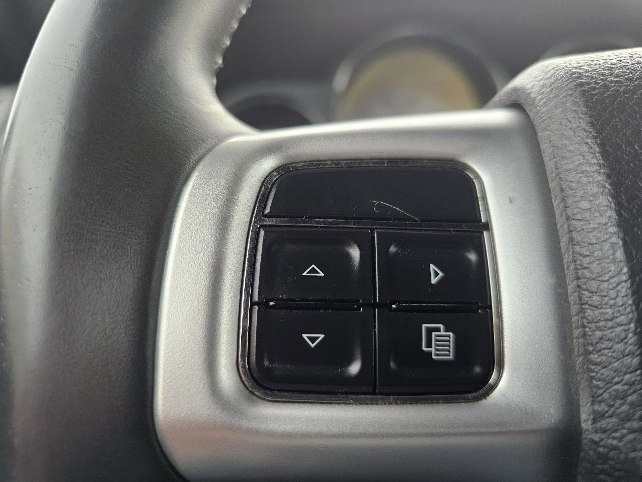 Used 2013 Dodge Challenger SXT image 9