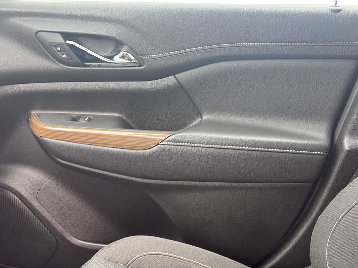 Used 2023 GMC Acadia SLE image 18