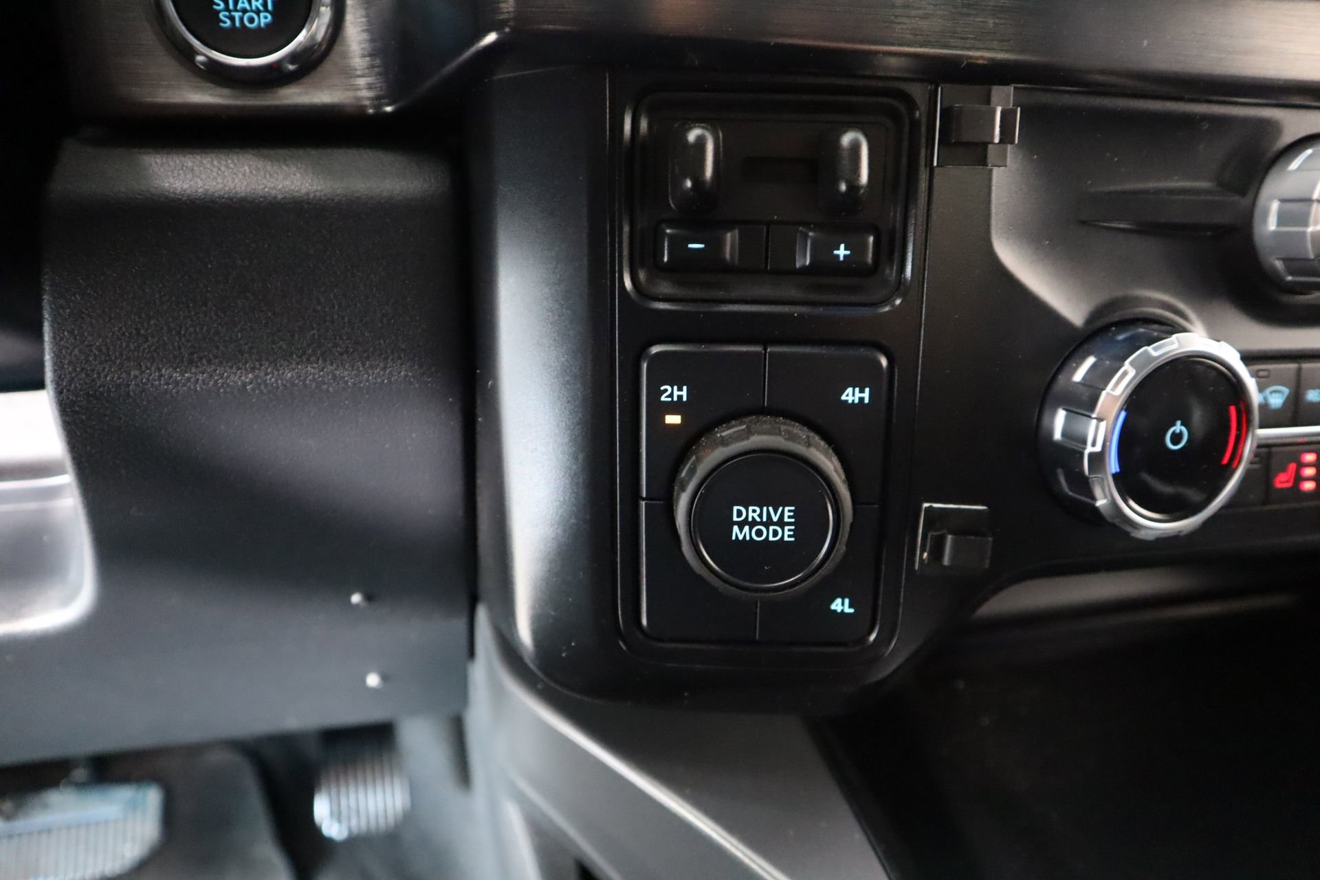 Used 2025 Ford F350 Lariat w/ Lariat Ultimate Package image 9