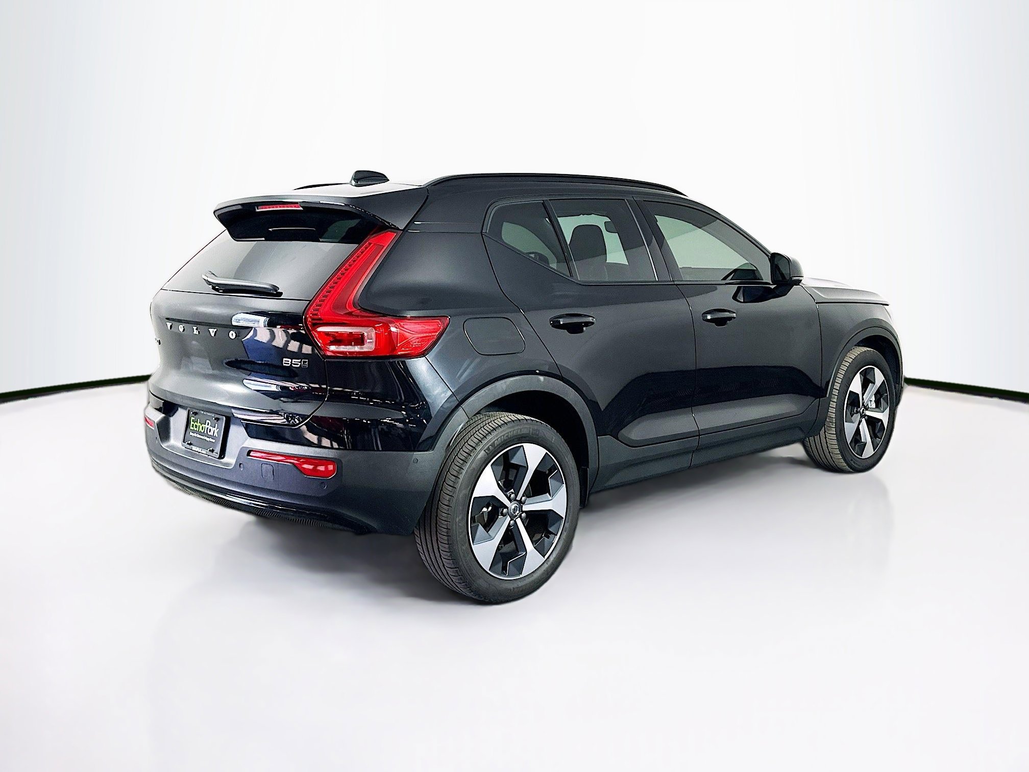 Used 2024 Volvo XC40 B5 Plus image 9
