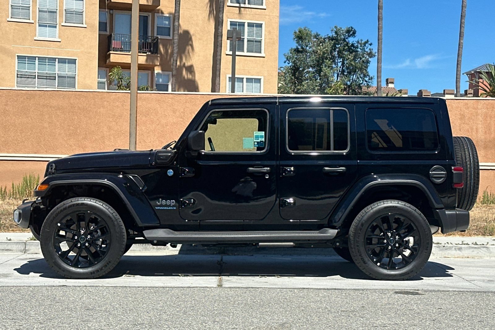Used 2025 Jeep Wrangler Unlimited Sahara AWD/4WD image 7