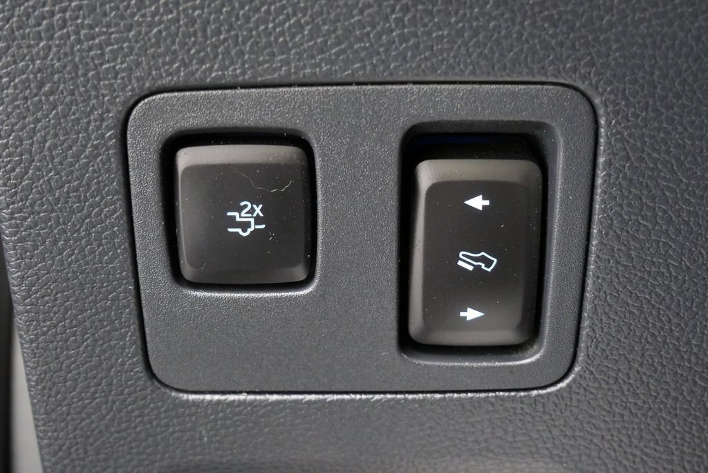 Used 2022 Ford F250 Lariat w/ Black Appearance Package AWD/4WD image 29