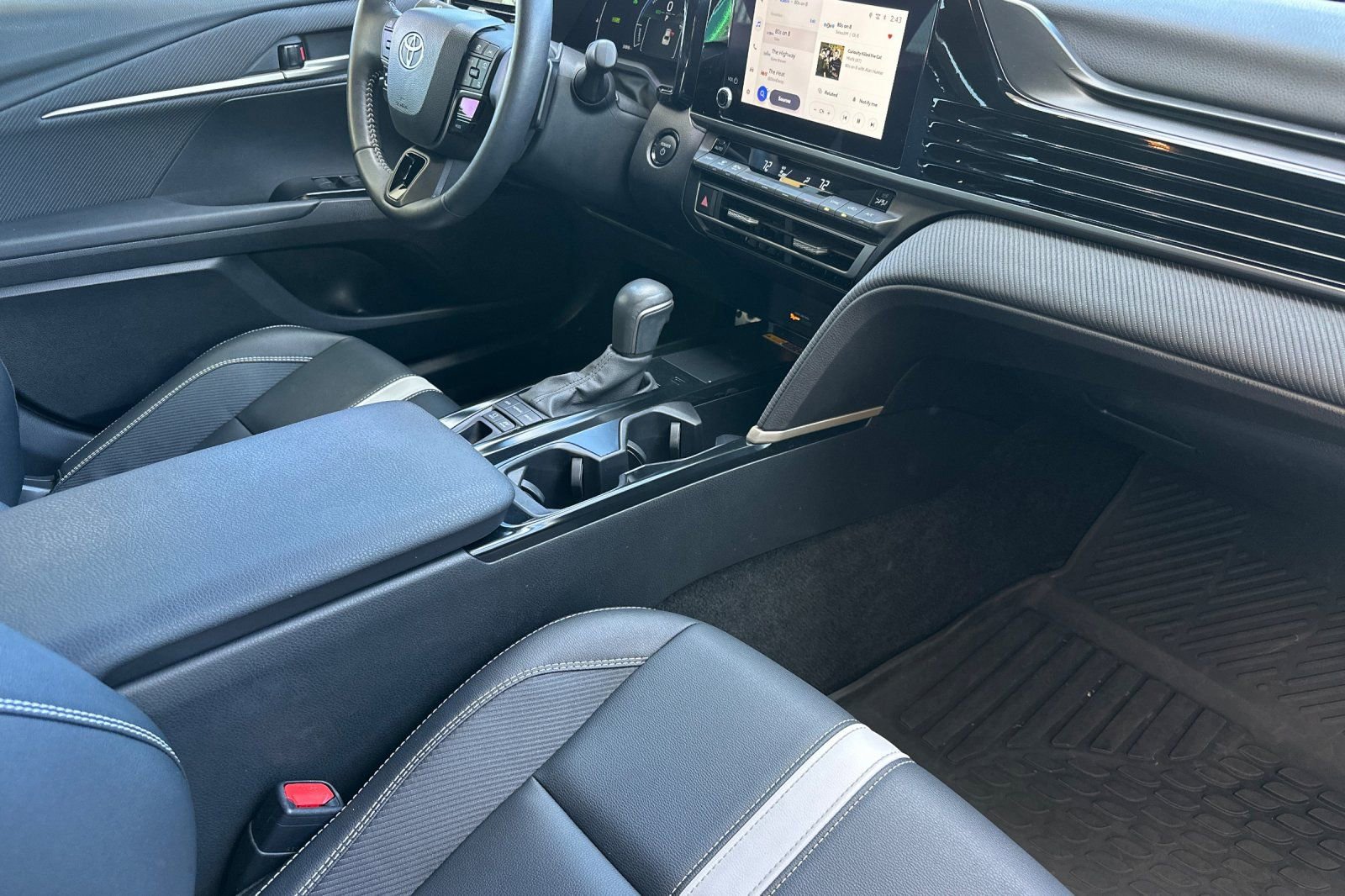 Used 2025 Toyota Camry SE FWD image 15