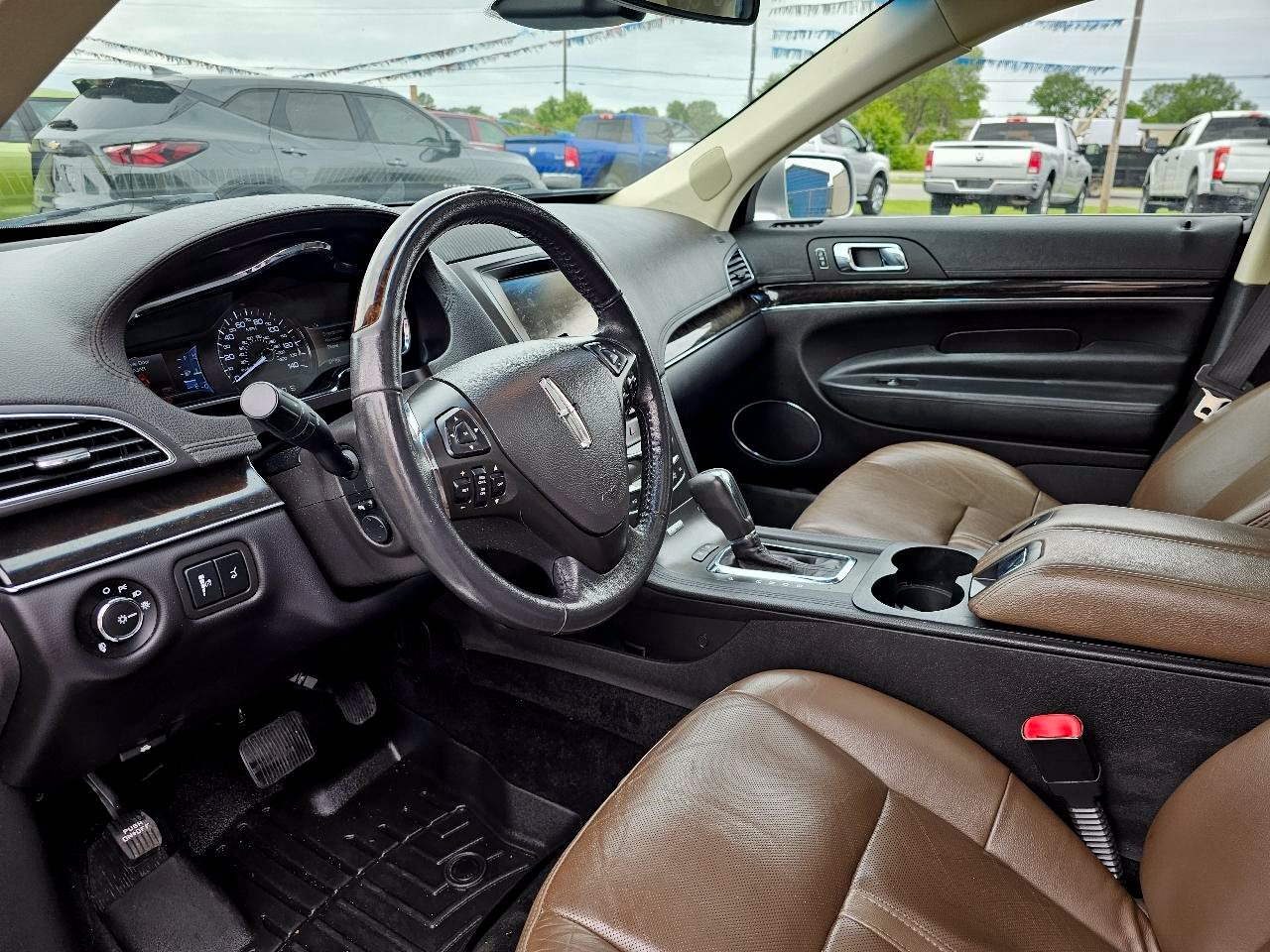 Used 2014 Lincoln MKT AWD image 7