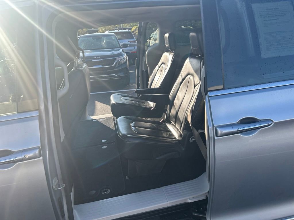 Used 2019 Chrysler Pacifica Limited FWD image 16