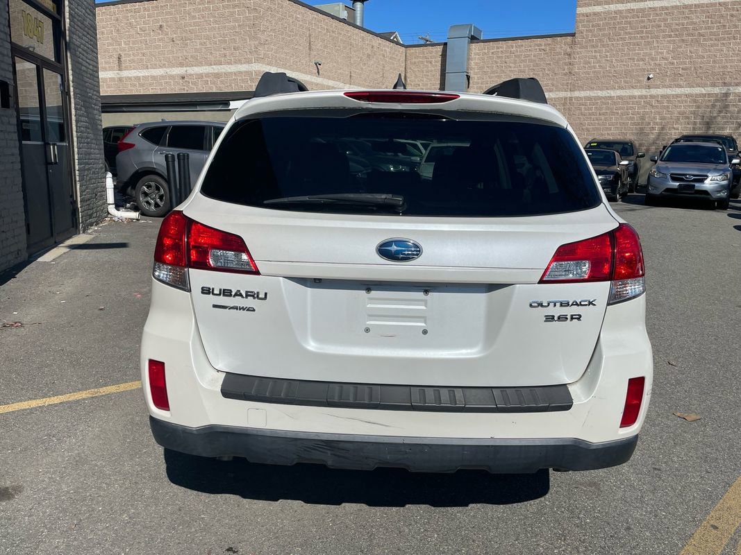 Used 2011 Subaru Outback 3.6R Limited w/ PWR Moonroof Pkg AWD/4WD image 4