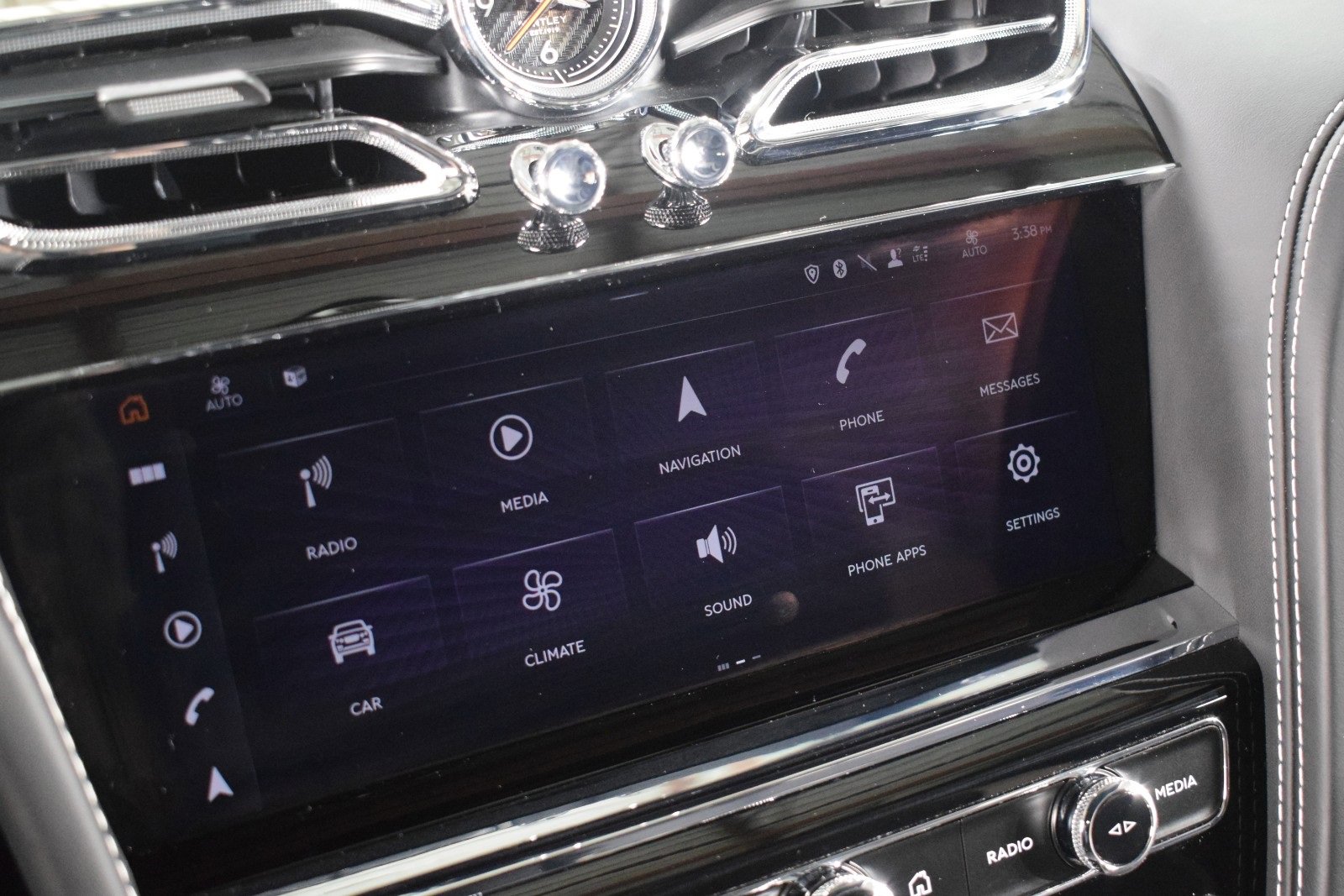 Used 2023 Bentley Bentayga image 31