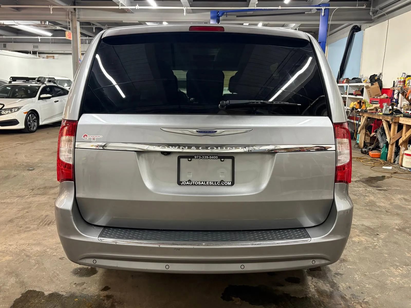 Used 2015 Chrysler Town & Country Touring-L w/ Driver Convenience Group image 4