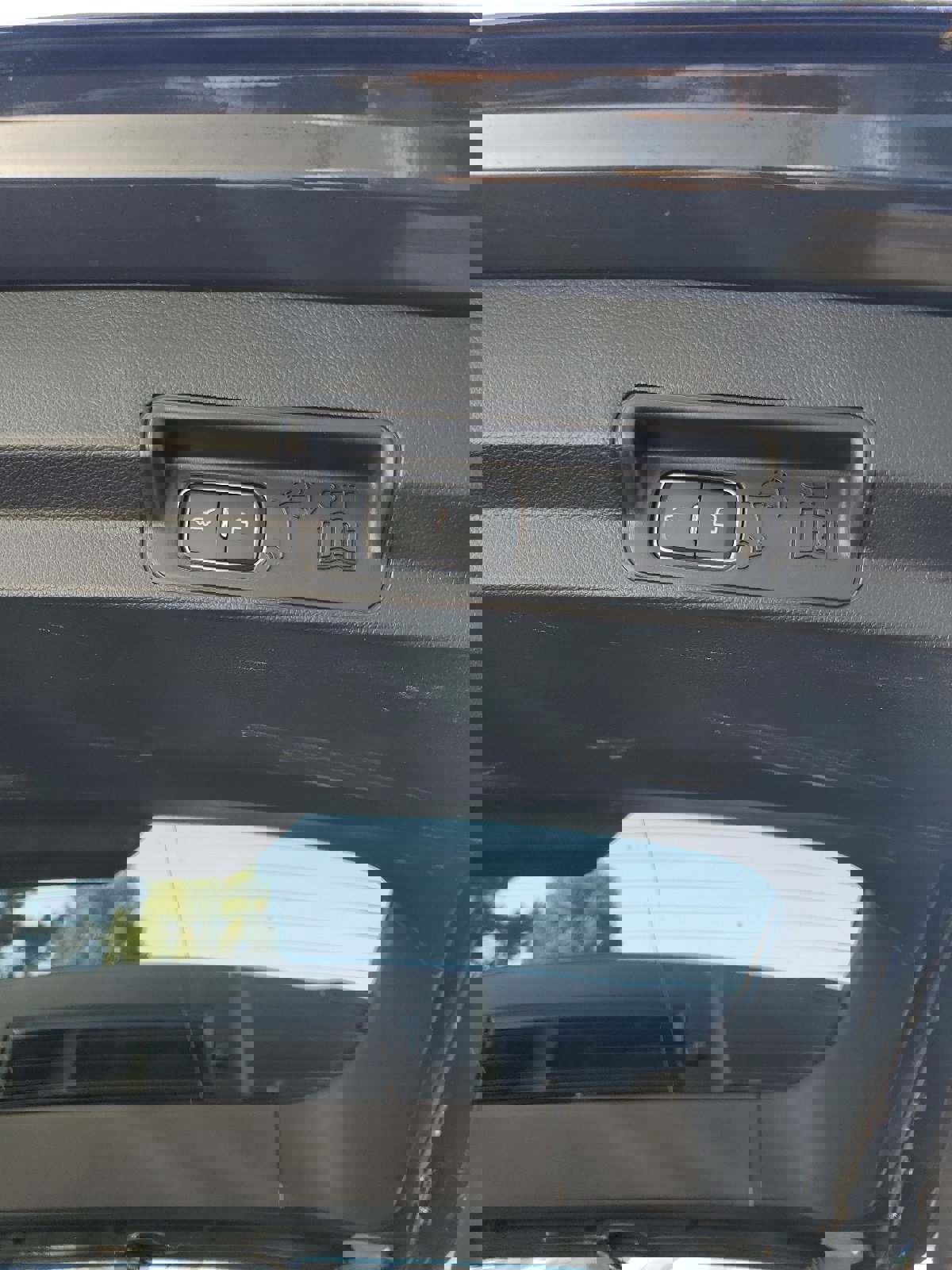 Used 2022 Ford Explorer XLT w/ Equipment Group 202A image 6