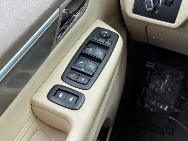 Used 2010 Volkswagen Routan SEL FWD image 32