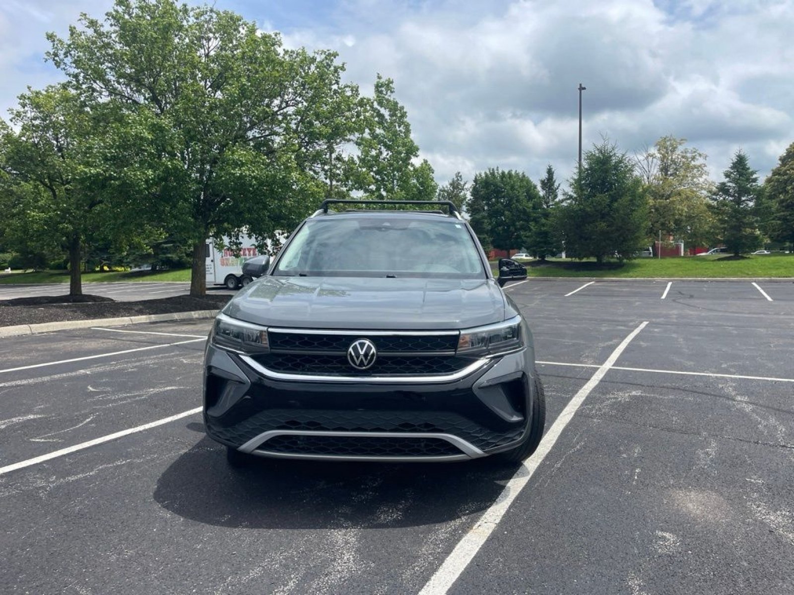 Used 2022 Volkswagen Taos SE w/ Panoramic Sunroof Package AWD/4WD image 2