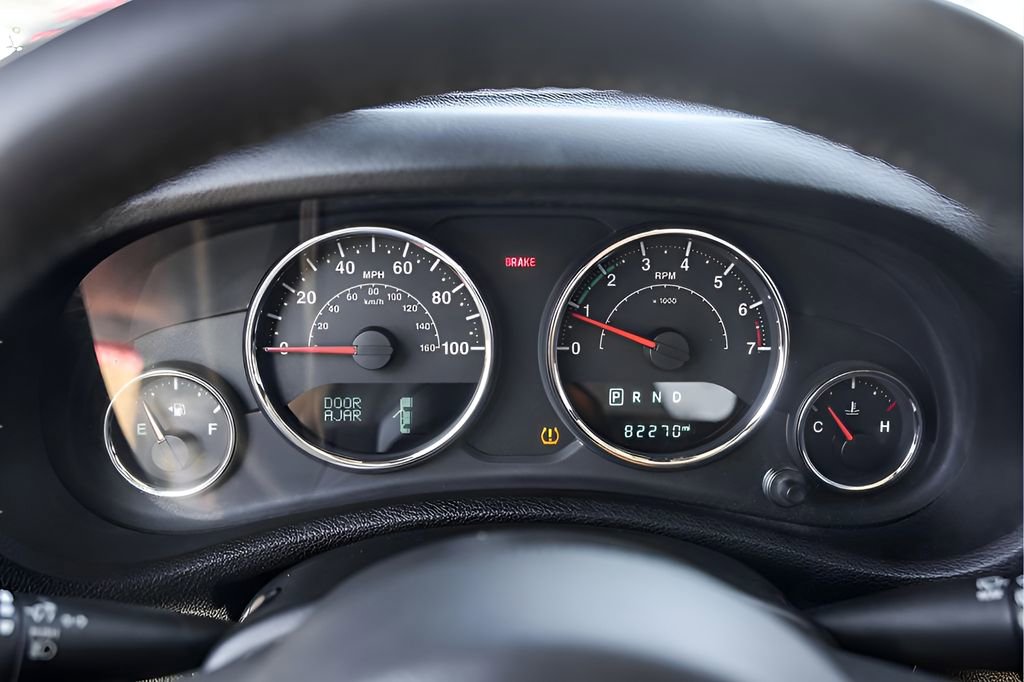 Used 2015 Jeep Wrangler Unlimited Sahara w/ Connectivity Group AWD/4WD image 15