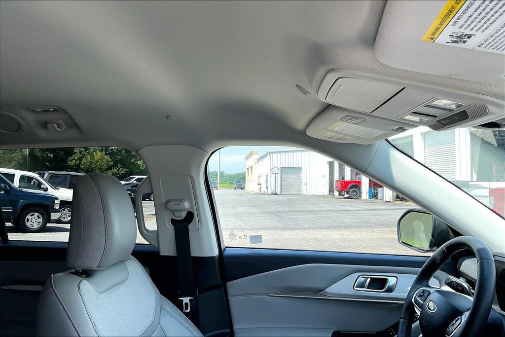 Used 2025 Ford Explorer Active w/ Active Comfort Package RWD image 21