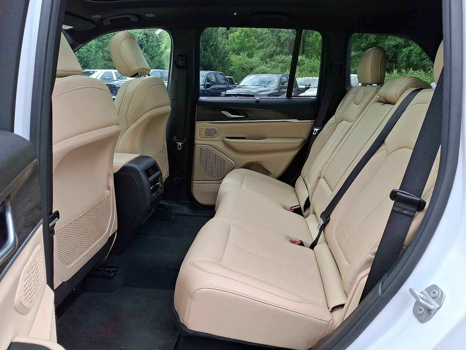 Used 2025 Jeep Grand Cherokee Limited w/ Luxury Tech Group II AWD/4WD image 10