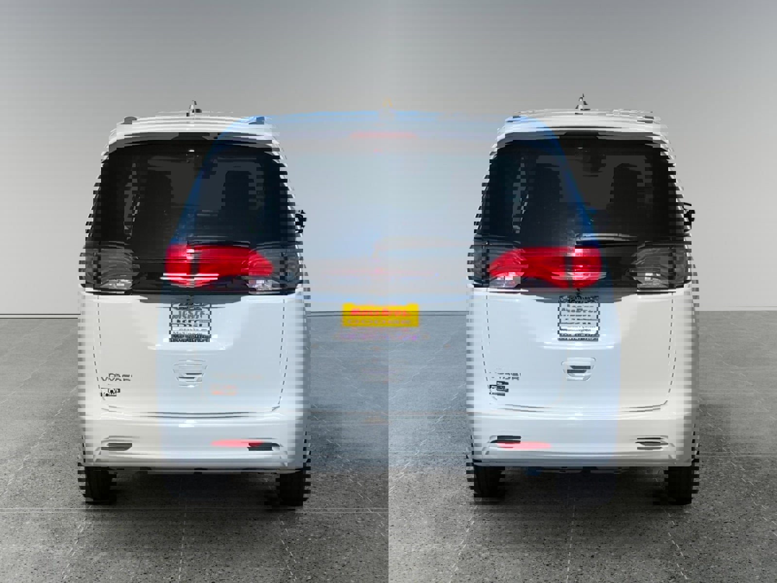 Used 2023 Chrysler Voyager LX image 4