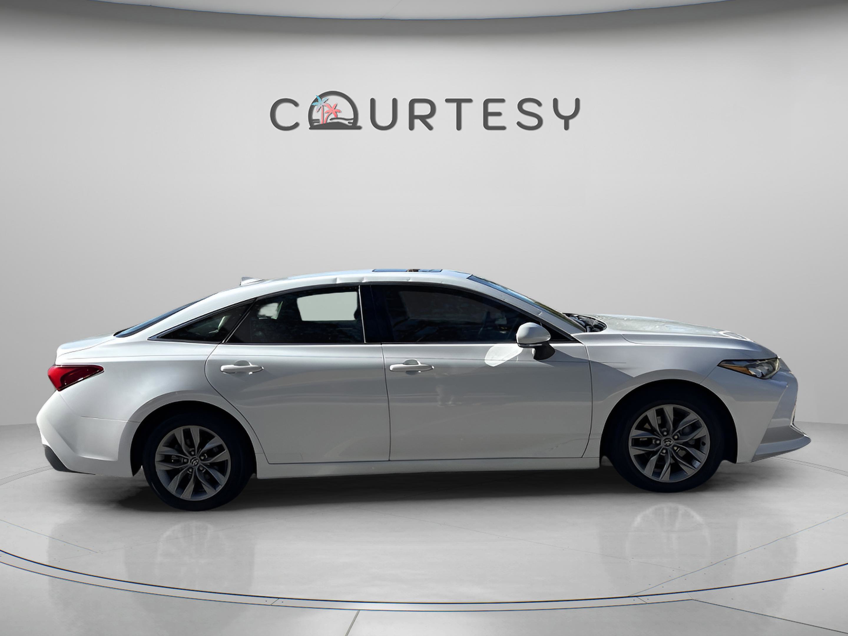 Used 2020 Toyota Avalon XLE w/ Moonroof Package image 9