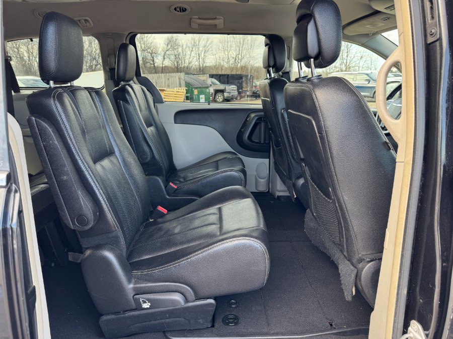 Used 2014 Chrysler Town & Country Touring-L w/ Driver Convenience Group image 19