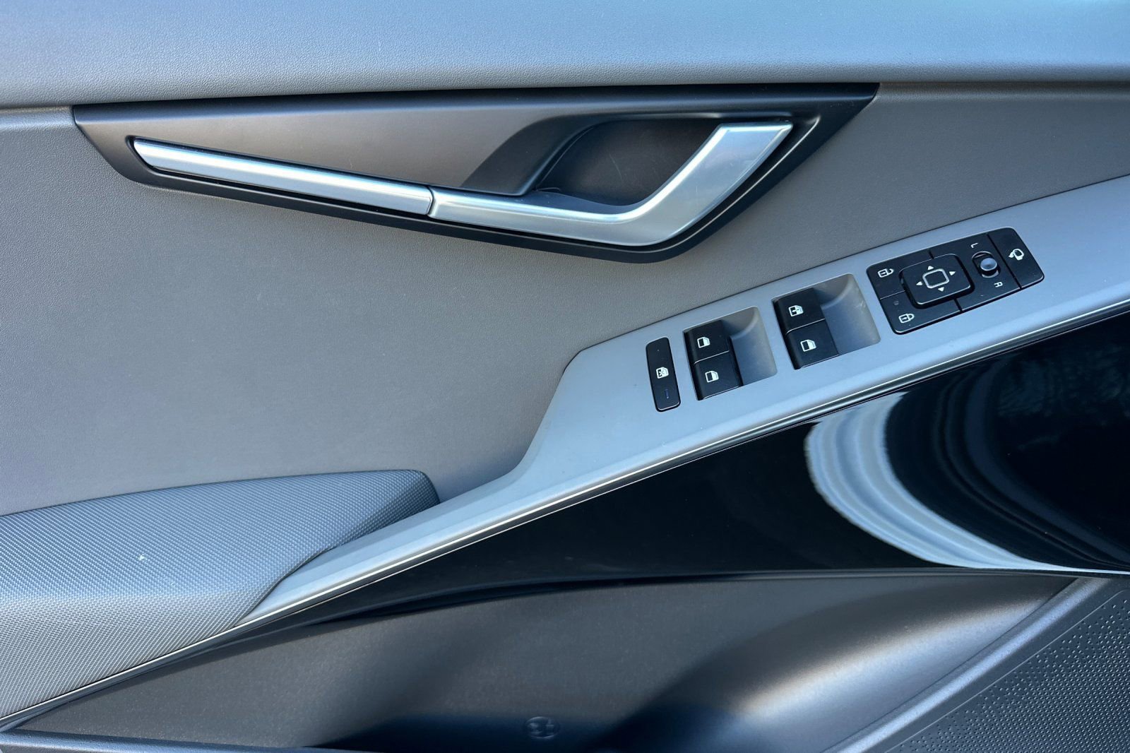 Used 2025 Kia Niro EX Touring image 8