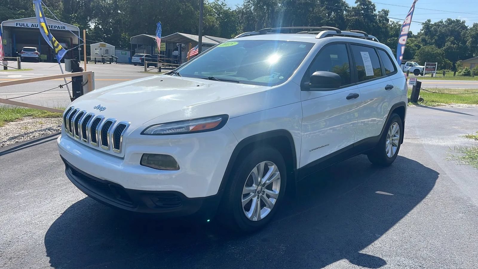 Used 2015 Jeep Cherokee Sport FWD image 3