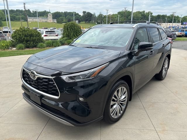 Used 2023 Toyota Highlander Platinum AWD/4WD image 3
