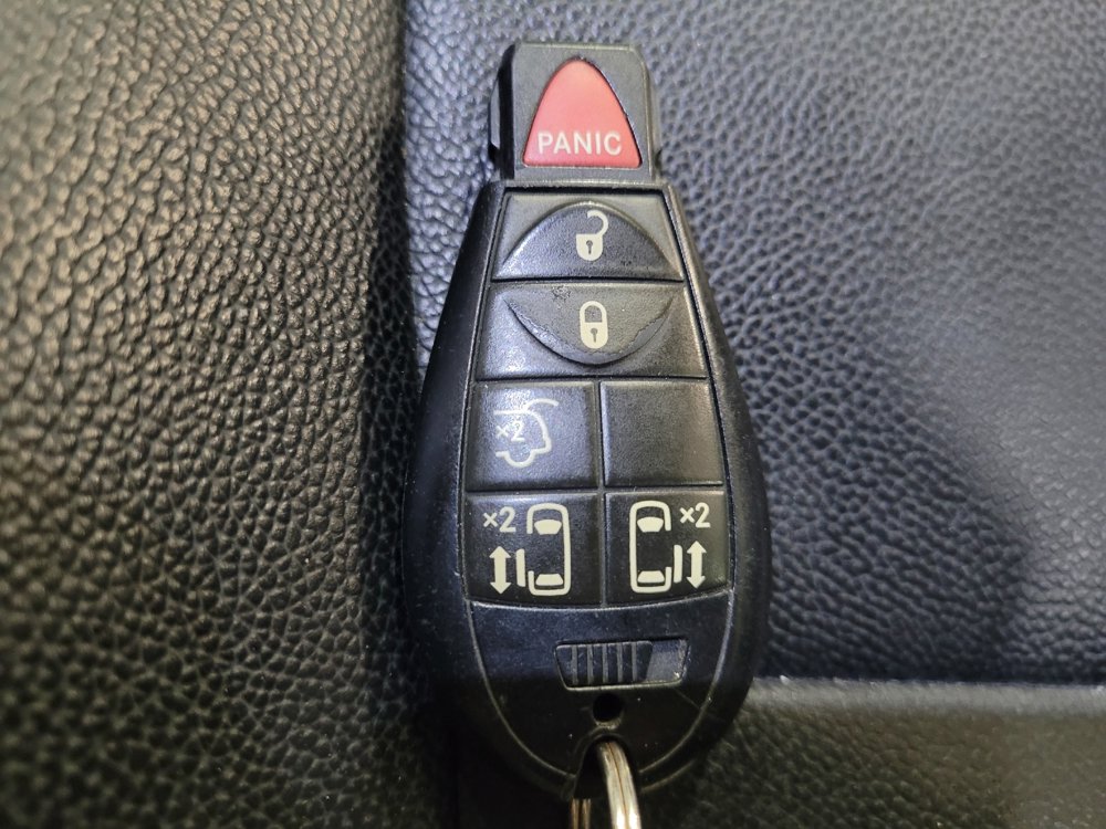 Used 2016 Chrysler Town & Country Touring FWD image 32