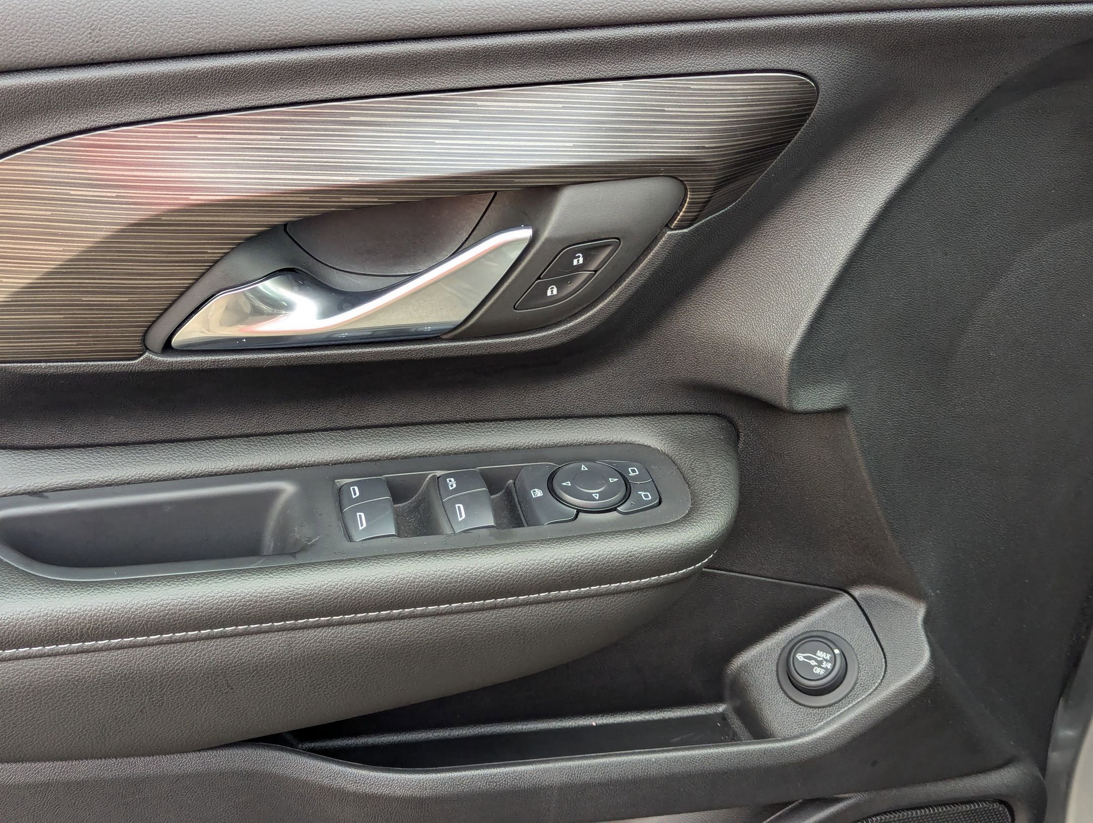 Used 2024 GMC Terrain SLE w/ Driver Convenience Package image 12