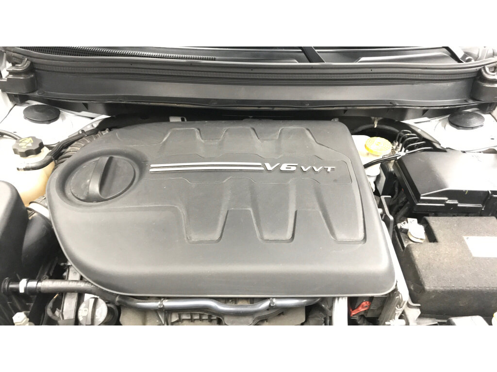 Used 2018 Jeep Cherokee Overland w/ Technology Group AWD/4WD image 26