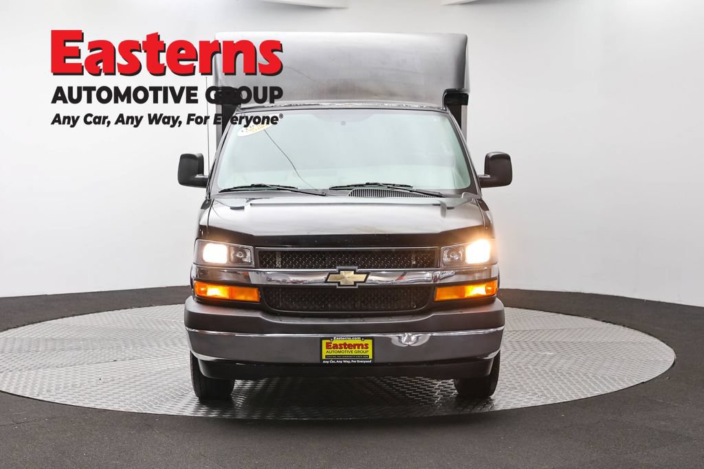 Used 2017 Chevrolet Express 3500 RWD image 2