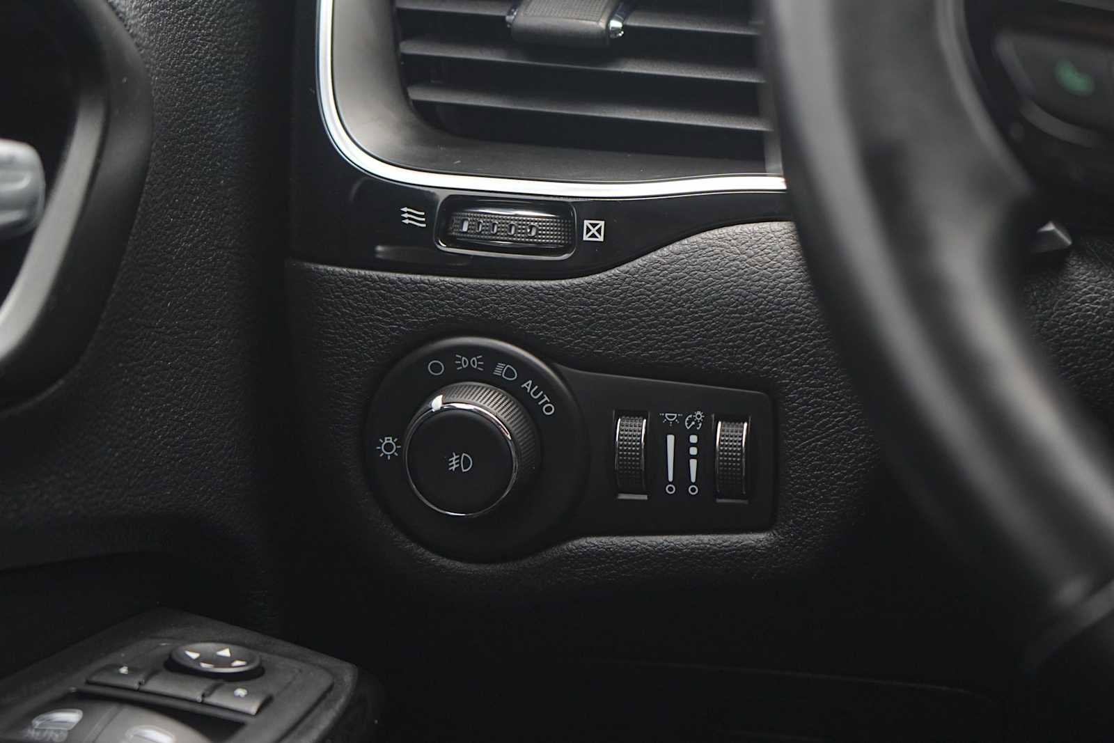 Used 2021 Jeep Cherokee Latitude Plus FWD image 24
