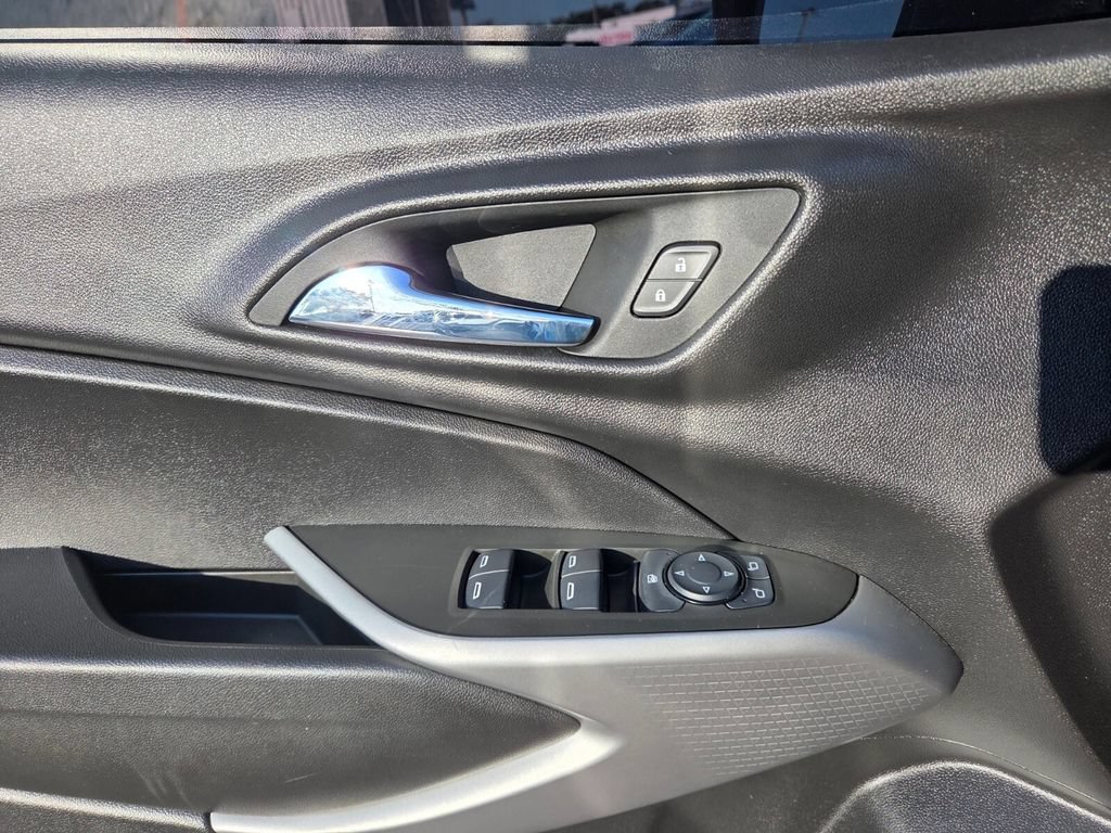 Used 2024 Chevrolet Trax RS FWD image 21