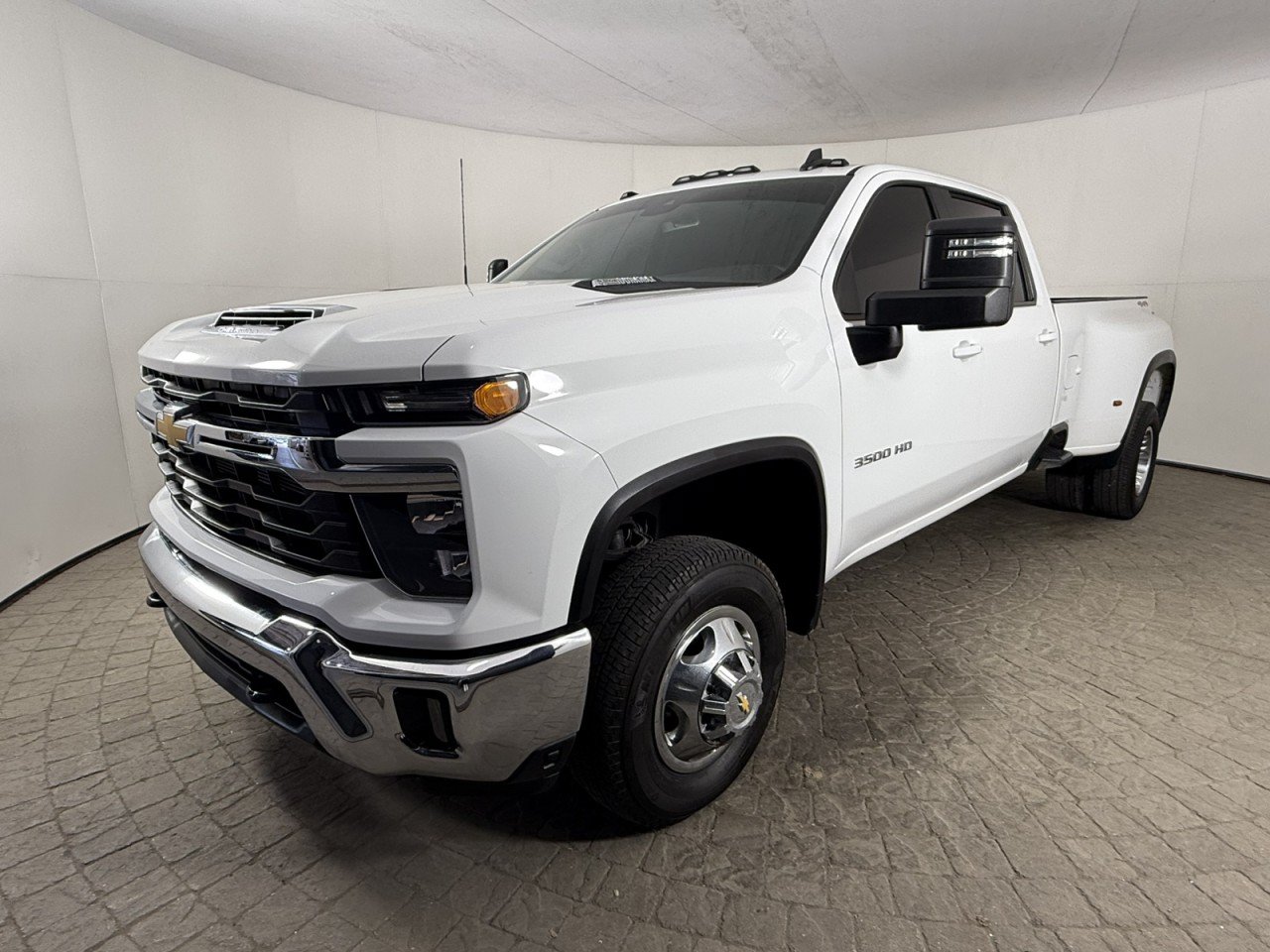 Used 2025 Chevrolet Silverado 3500 LT AWD/4WD image 3
