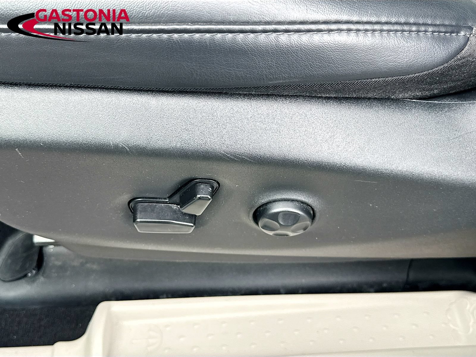 Used 2023 Chrysler Pacifica Touring-L FWD image 25