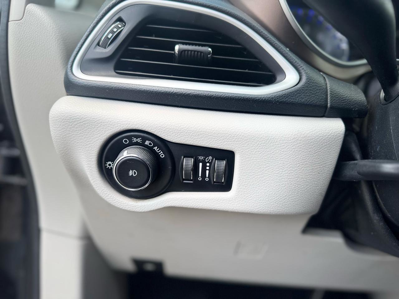 Used 2019 Chrysler Pacifica Touring-L image 35